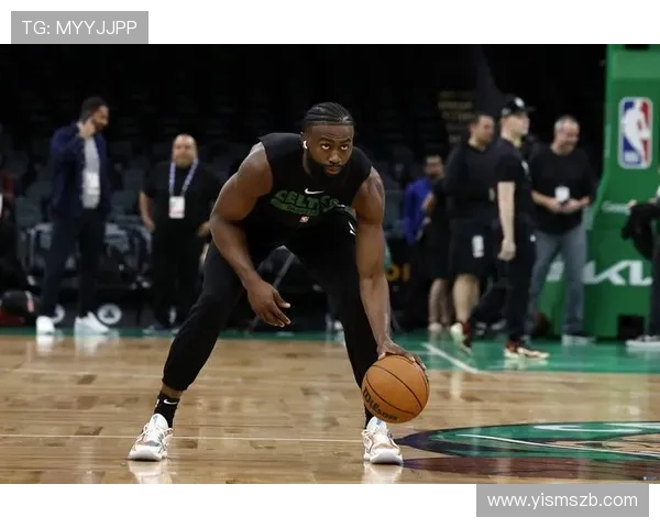 杰伦布朗半场表现出色14分5板4助攻罚球命中率略显不足